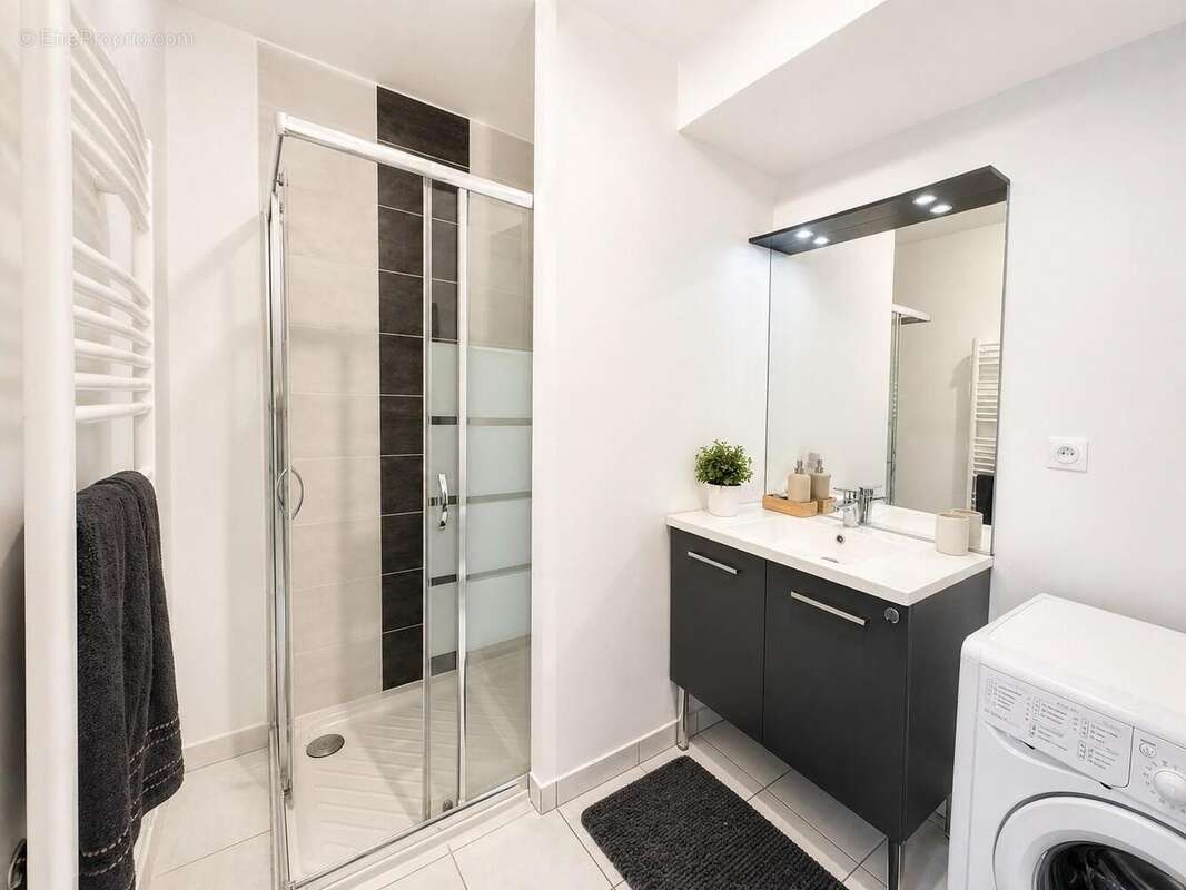   - Appartement à LYON-7E