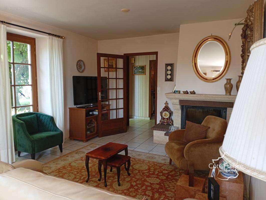 Maison à LA ROCHE-CANILLAC