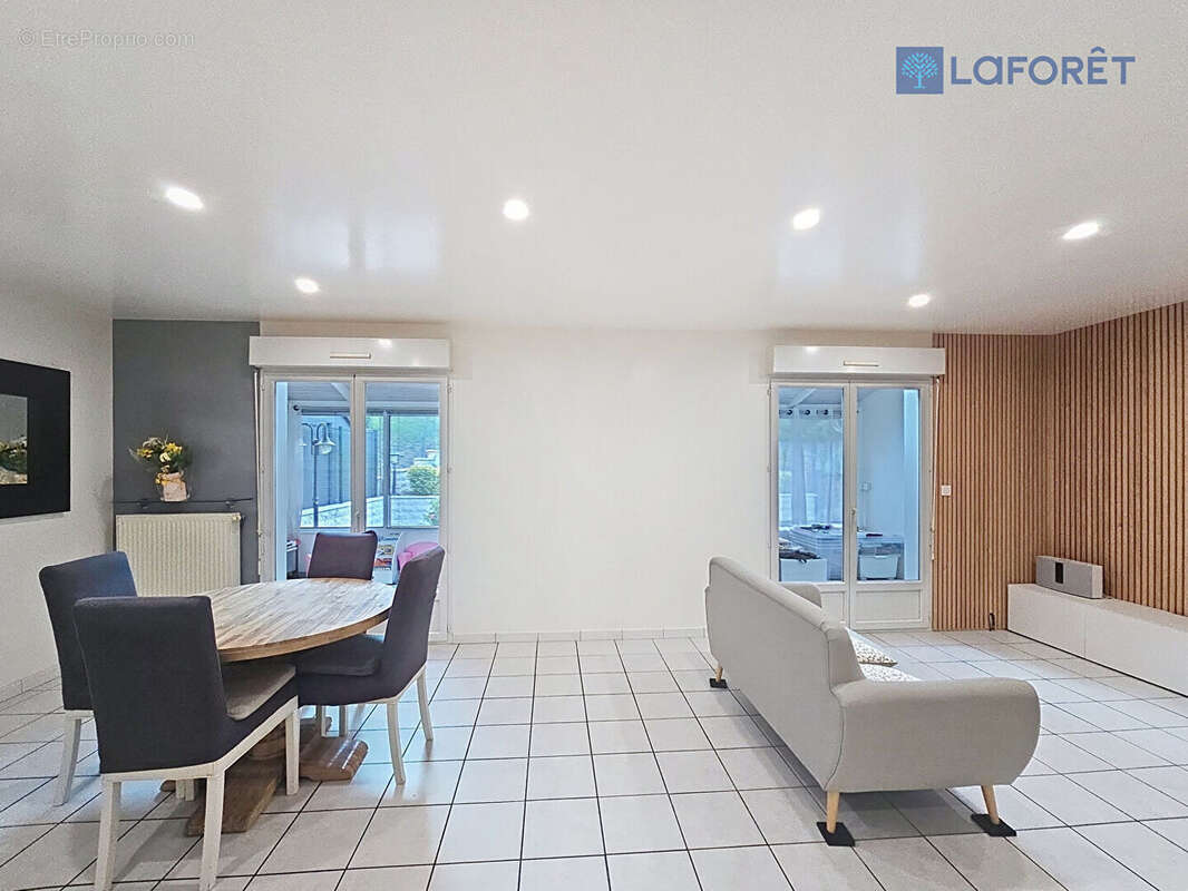 Maison à SAINT-THIBAULT-DES-VIGNES