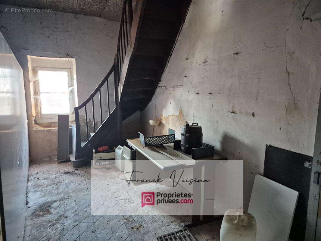 A VENDRE à Rochetrejoux en centre bourg, maison ancienne à rénover - photo 7