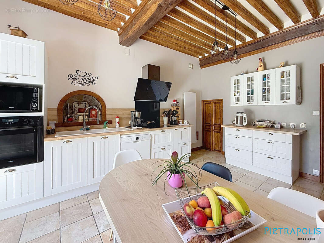 Maison 221 m² à Saint-Bonnet-Le-Troncy  - photo 4