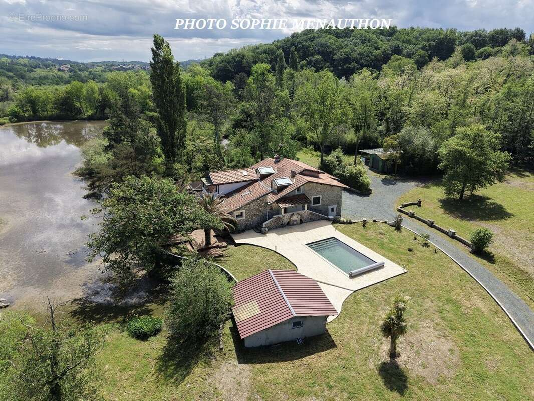 Lieu exceptionnel de 15 hectares dont 3 hectares d'etang pour cette propriete de 322 m2 - photo 2