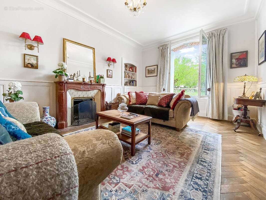 Maison à LASSAY-LES-CHATEAUX