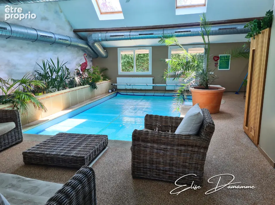 Laissez-vous surprendre: Grande maison 5 chambres, piscine intérieure, salle de billard, jardin, garage double - photo 2
