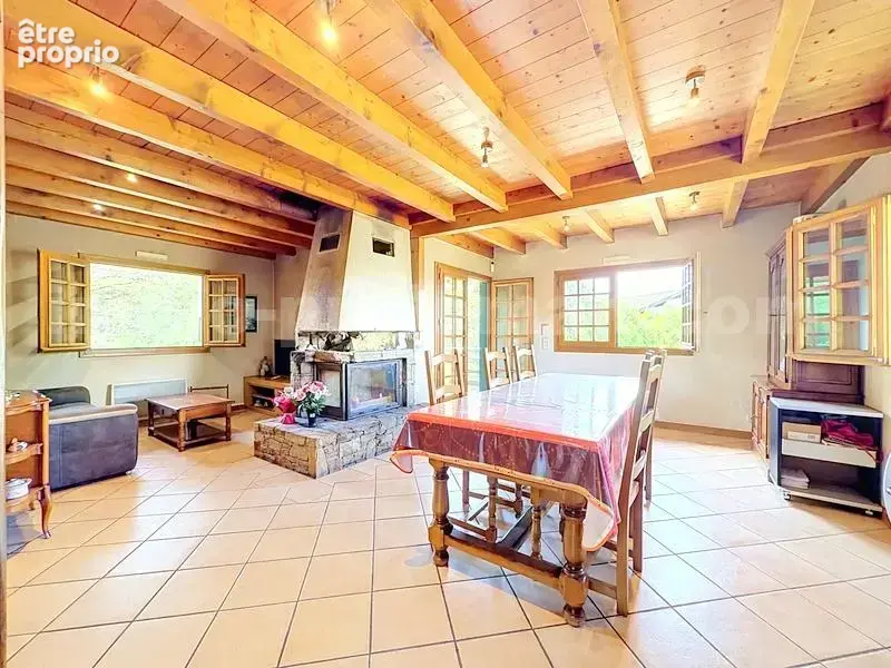 CHALET_FILLINGE_5_PIECES_FRONTIERE_SUISSE_GENEVE_SUPERBE_BEAUX_VOLUMES_CUISINE_SEJOUR_ENTREE_chambre_SEJOUR_ENTREE_CHAMBRE_SALLE_DE_BAINS_EXTERIEUR_TERRAIN_