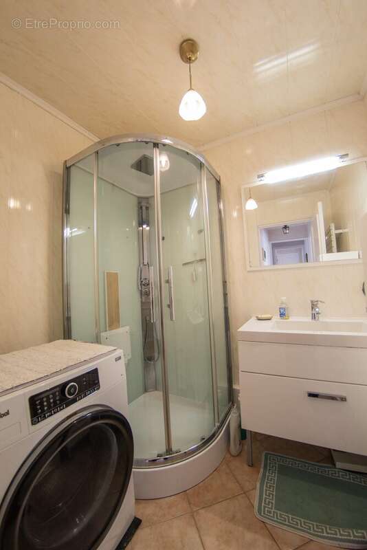 Salle d&#039;eau - Appartement à MANTES-LA-JOLIE