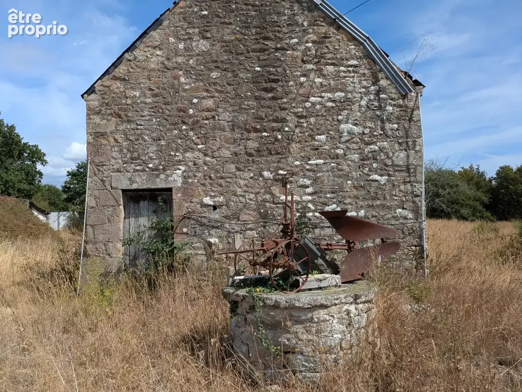 Nostang propriété composée d'une maison en pierre à rénover avec trois dépendance un puits et 21 hectares environ - photo 5