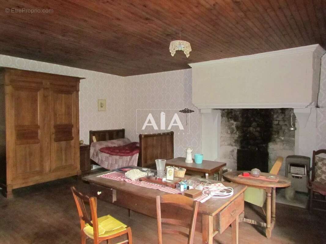 Maison à LES ADJOTS