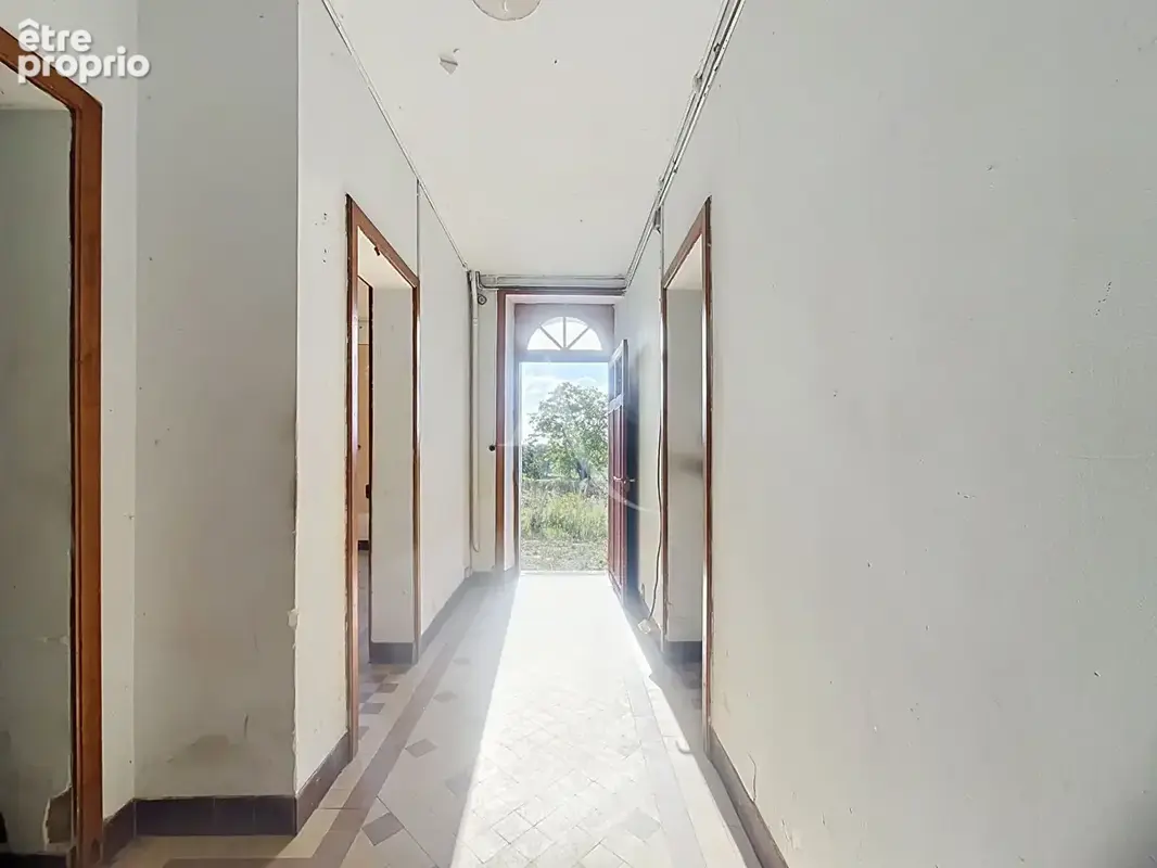 Propriété de caractère avec dépendance et 2,5 hectares ? Un beau potentiel à révéler ! - photo 8