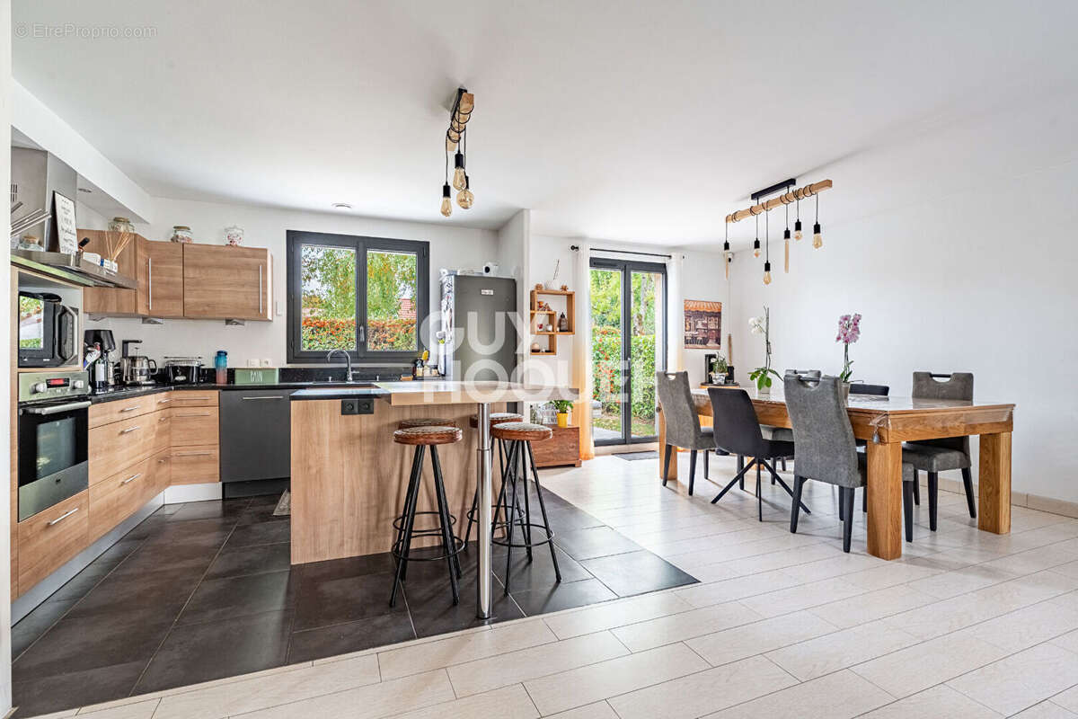 Maison à VOISINS-LE-BRETONNEUX