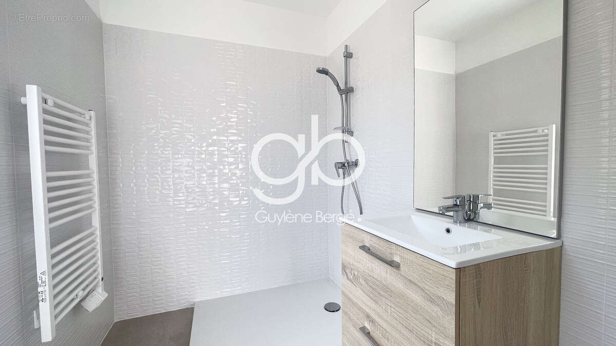 Maison à VIC-LA-GARDIOLE