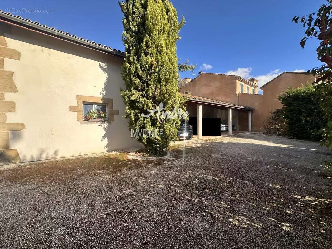 Maison à MONTELEGER