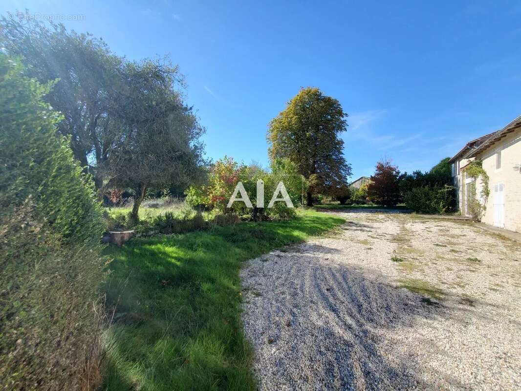 Maison à THEIL-RABIER