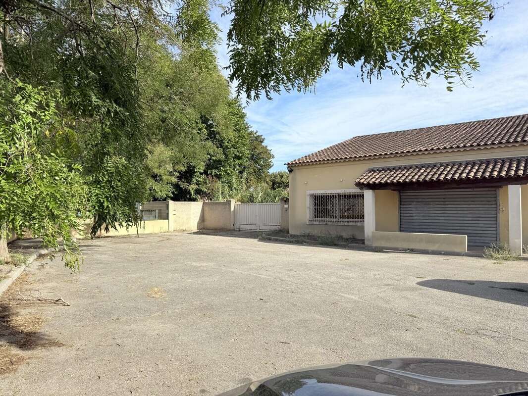 Commerce à FOS-SUR-MER