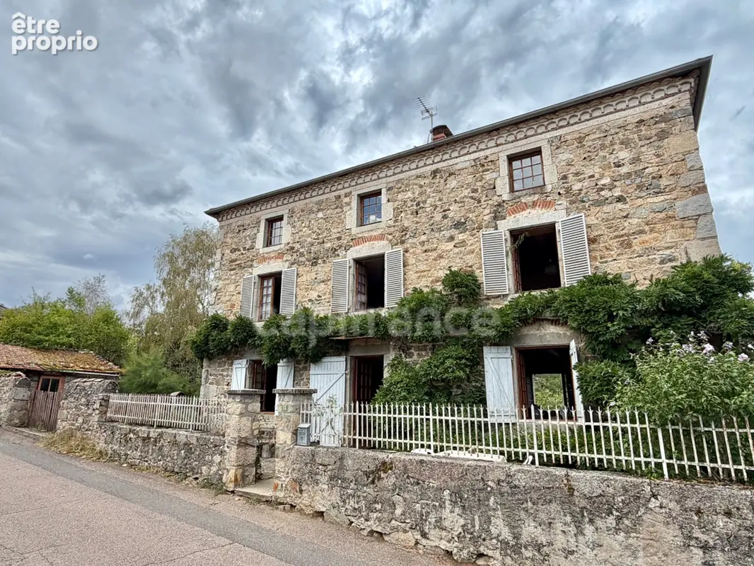 Maison en pierre de 150 m2, 4 chambres, terrain de 2 000 m2 + 9 383 m2 en fermage, combles aménageables de 75 m2, puits, garage  - photo 1