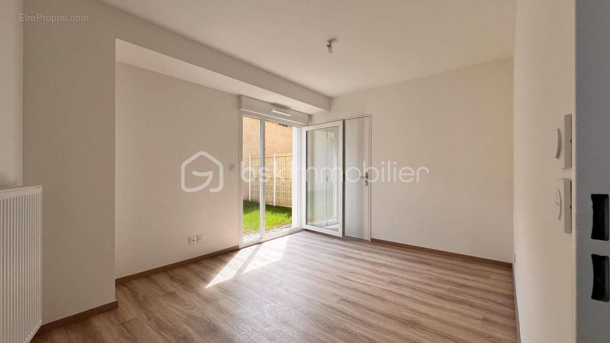 Appartement à NEYRON