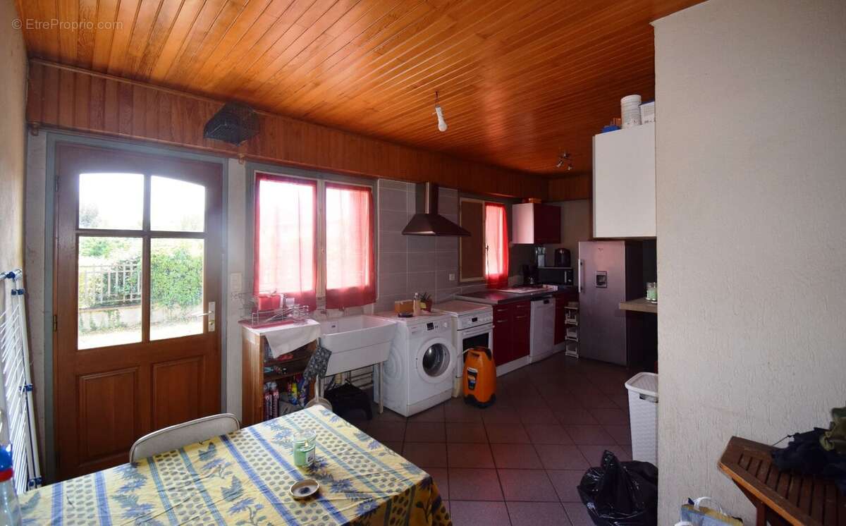 À VENDRE - Maison sur les hauteurs de CUSSET avec garage et jardin. - photo 12