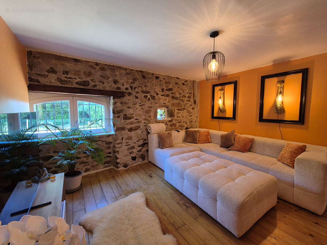 CORRÈZE. PEYRISSAC. Maison en pierre avec 3 chambres, gîte en pierre, garage et jardin de 2 062 m². - photo 6
