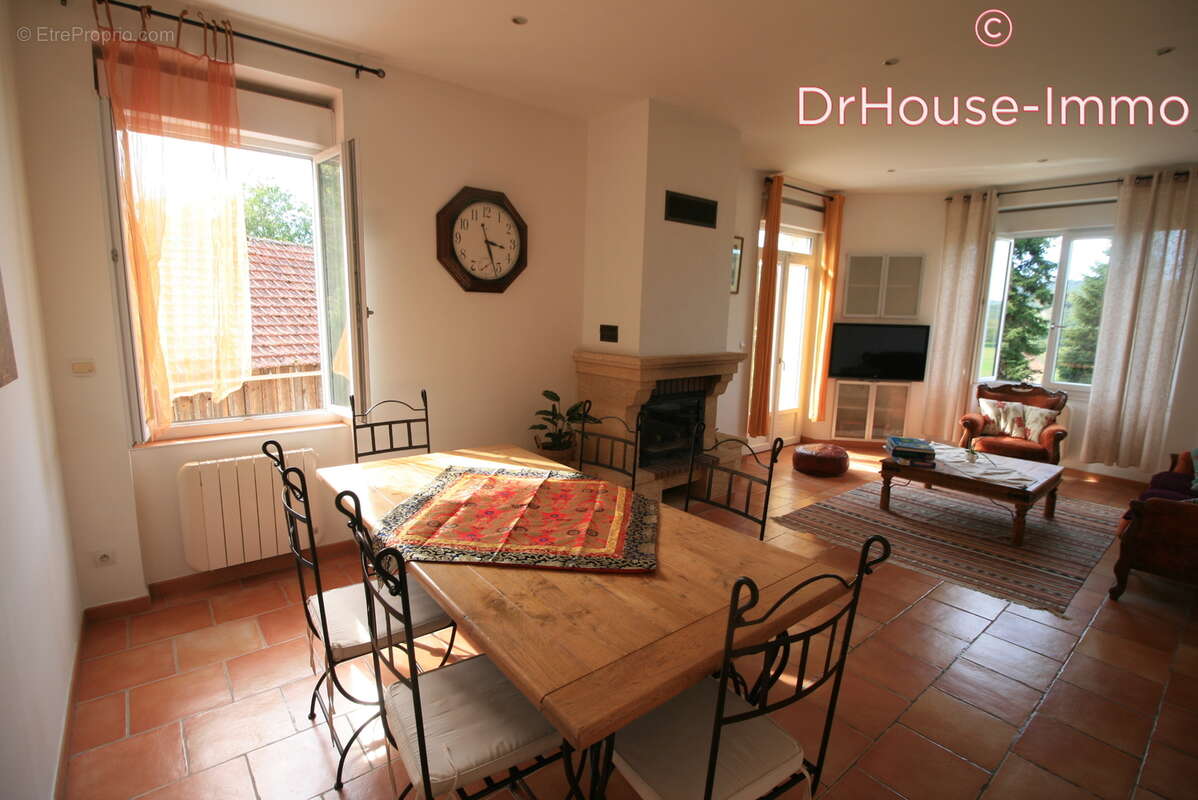 Maison à SAINT-LEON-SUR-VEZERE