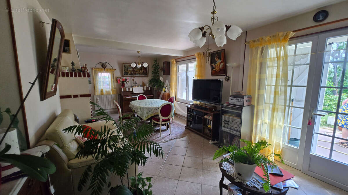 Maison à SAINT-DENIS-DE-L'HOTEL