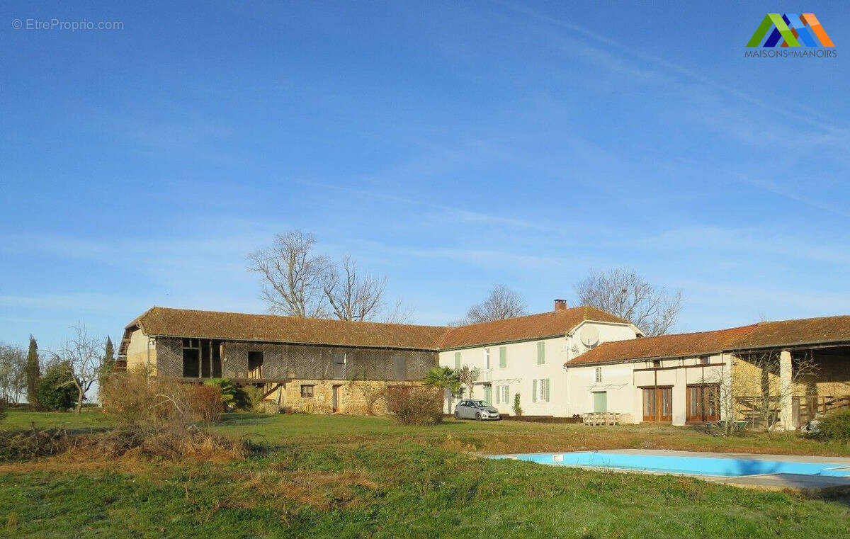 Farmhouse with 2 gîtes near Tournay set in peaceful countryside. - Maison à TOURNAY