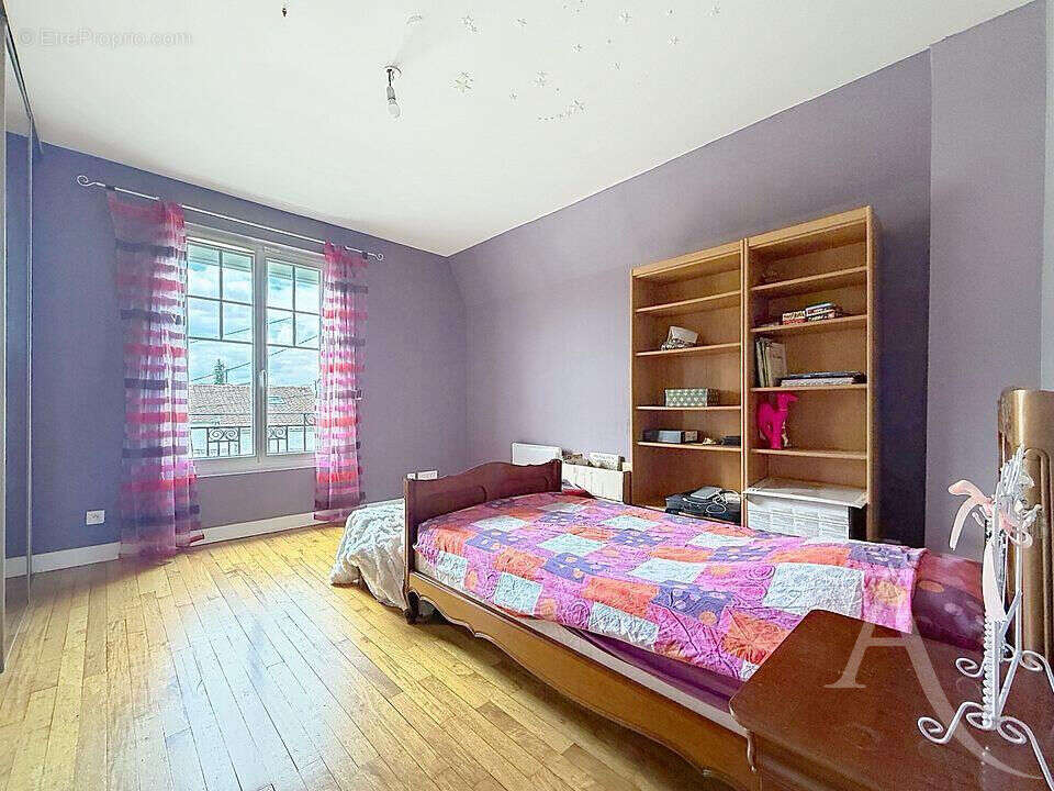 Maison de caractère à Mantes la Ville, 5 chambres, un garage, sous sol total et une dépendance - photo 11
