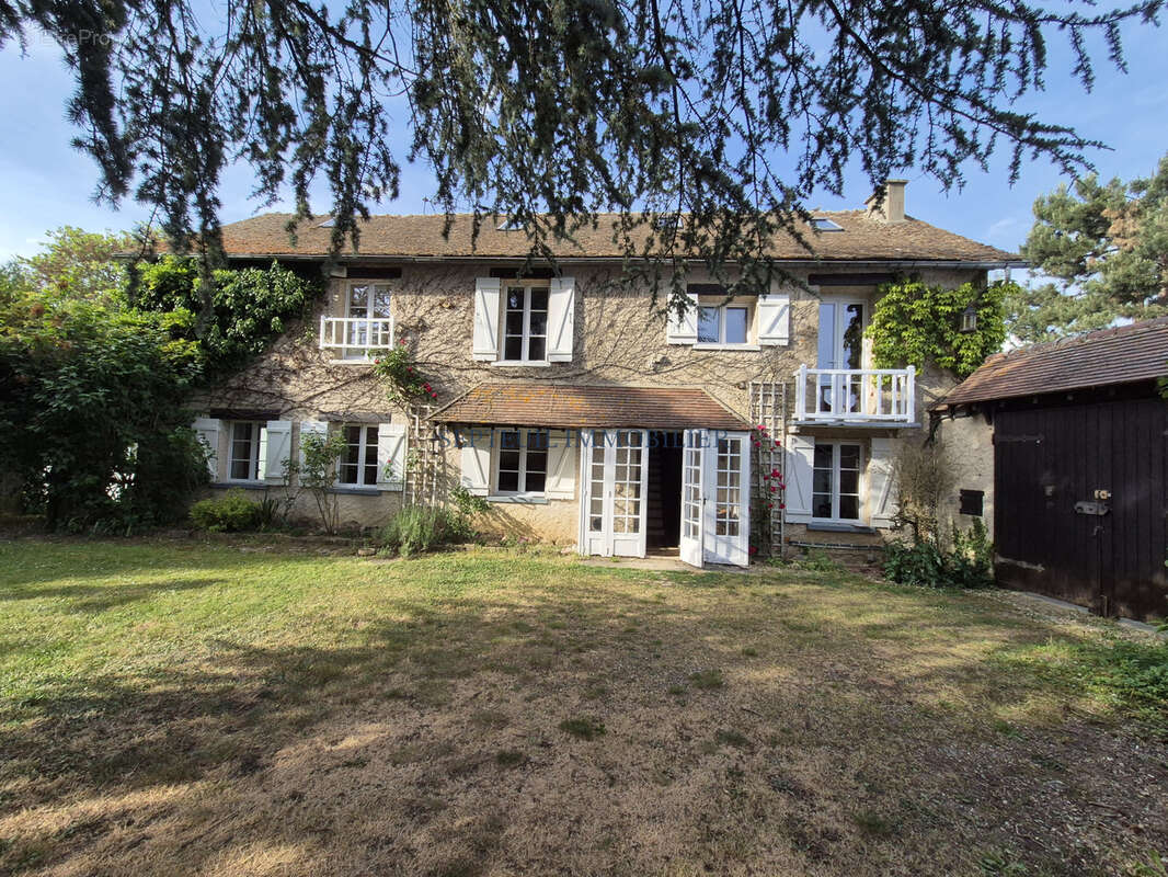 Maison ancienne ancienne avec dépendances. 360 m2 habitables sur 5 790 m2 de terrain. - photo 4
