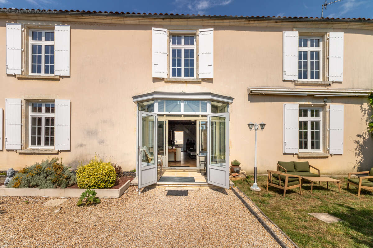 Maison de caractère, 264 m2, 4 chambres, bureau, piscine, dépendances - photo 2