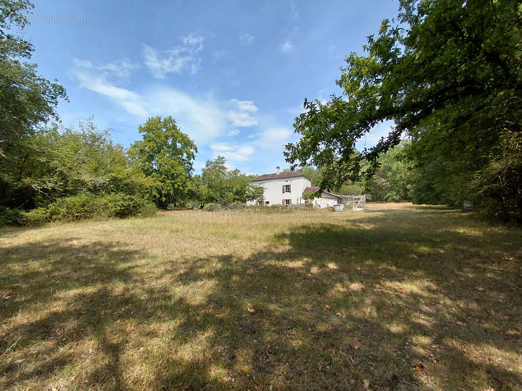 Propriété en pierre sur 3,5 hectares de terrain boisé en Périgord Vert - photo 2