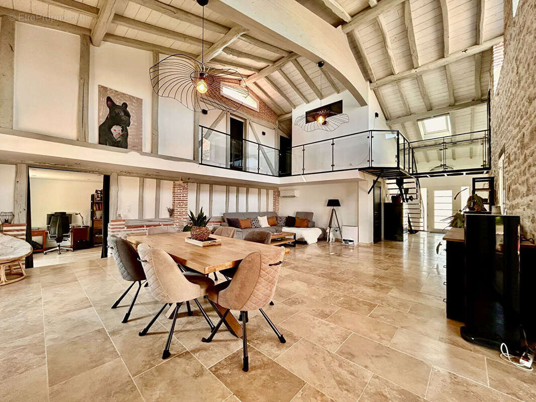 Au Lédat, dans un environnement campagne à seulement quelques minutes des commodités, découvrez cet ensemble immobilier composé  - photo 2
