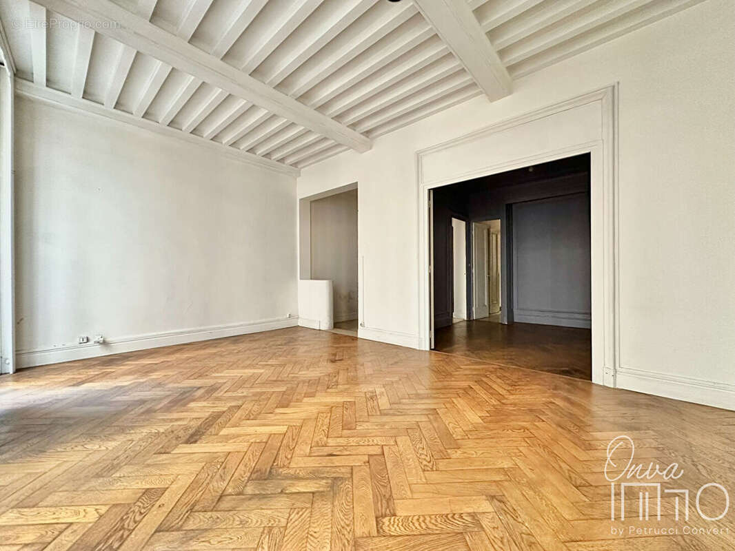 Hôtel de Ville - Rue de l'Arbre Sec - T2 de 58m² à fort potentiel - photo 4