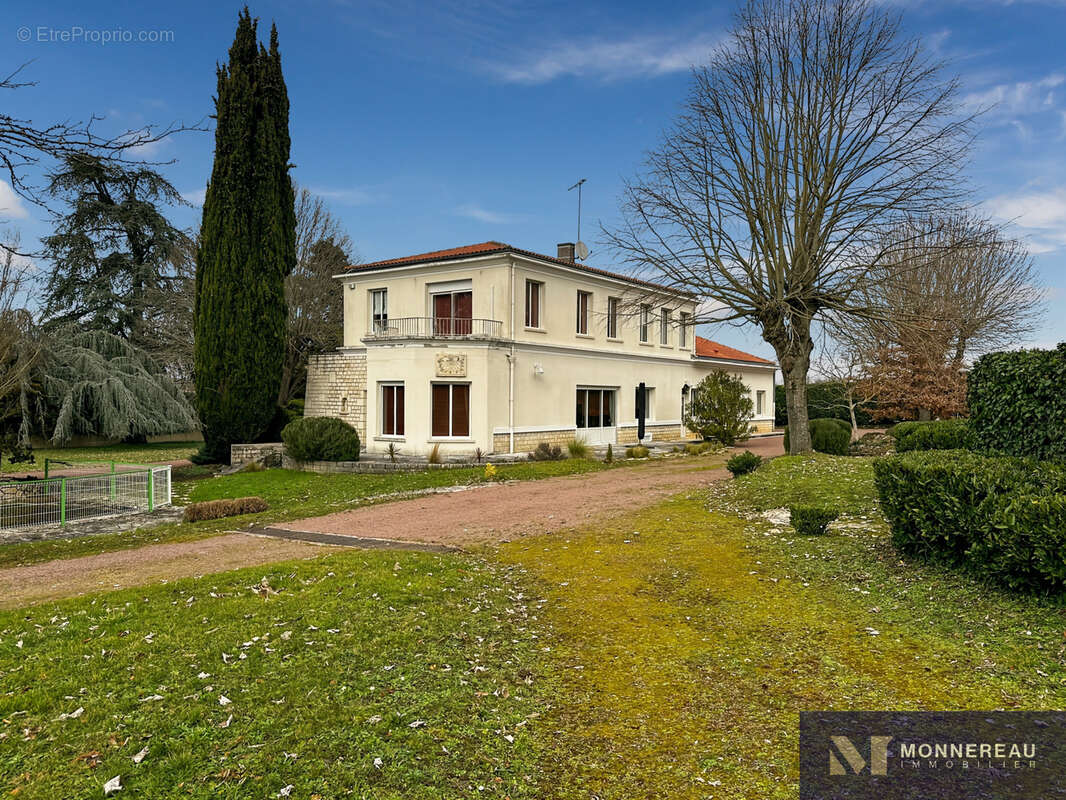 Maison à ROULLET-SAINT-ESTEPHE
