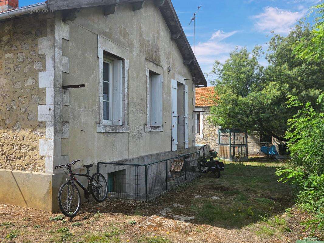Immeuble de rapport à Saintes, 6 logements meublés, fort potentiel locatif - photo 2