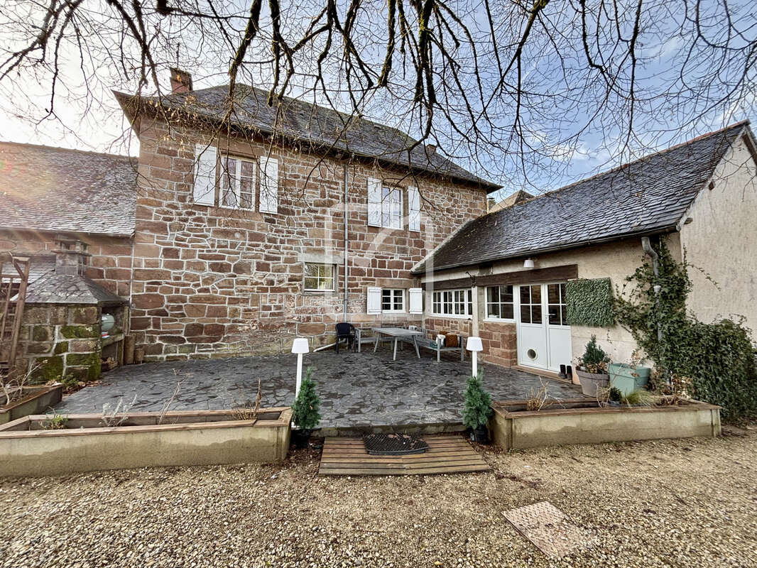 Maison à SAINT-PANTALEON-DE-LARCHE