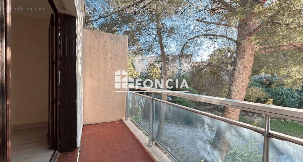 Hôpitaux Facs / Père Soulas - Lumineux T1 en dernier étage avec terrasse au calme, vue dégagée et parking sécurisé - photo 3
