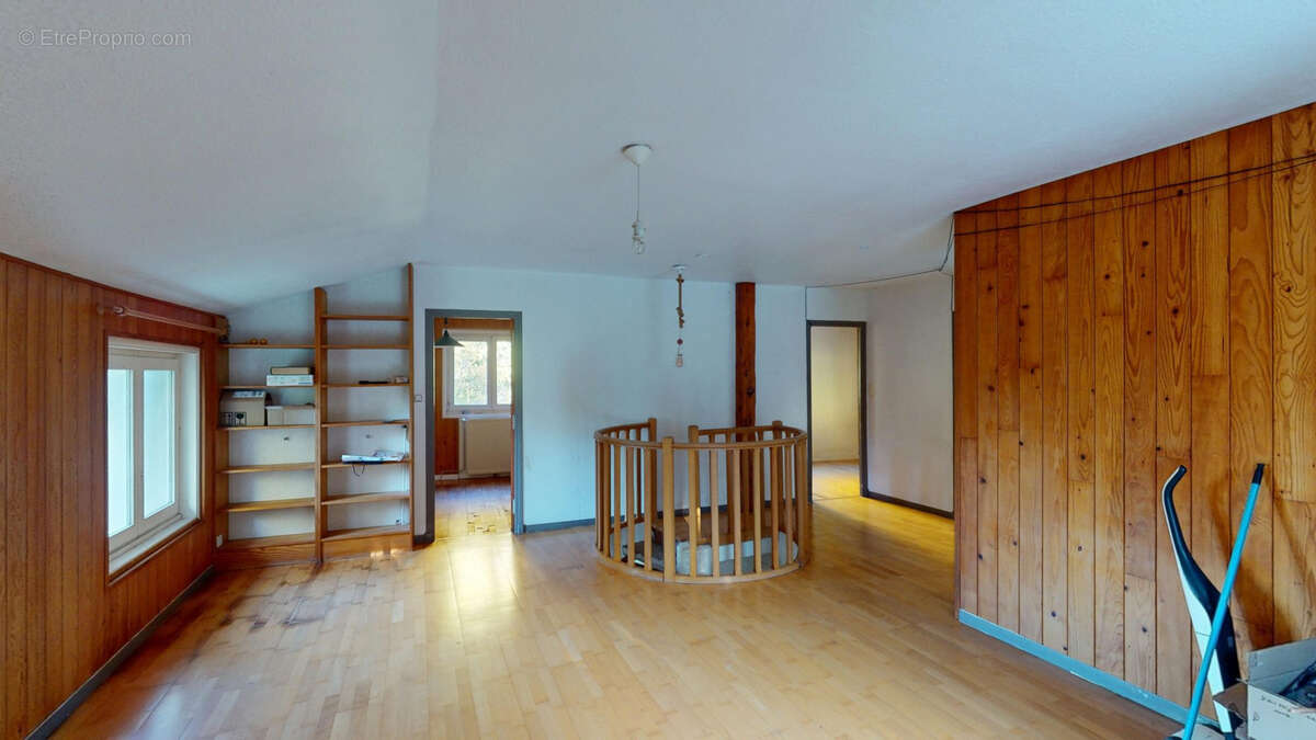 Maison à LE CHAMBON-FEUGEROLLES