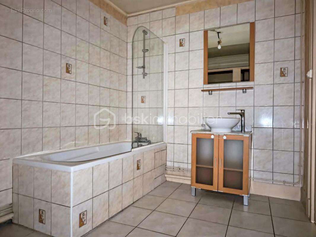 Appartement à NOIRETABLE