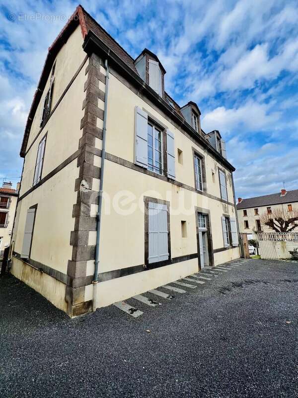 Appartement à COMBRONDE