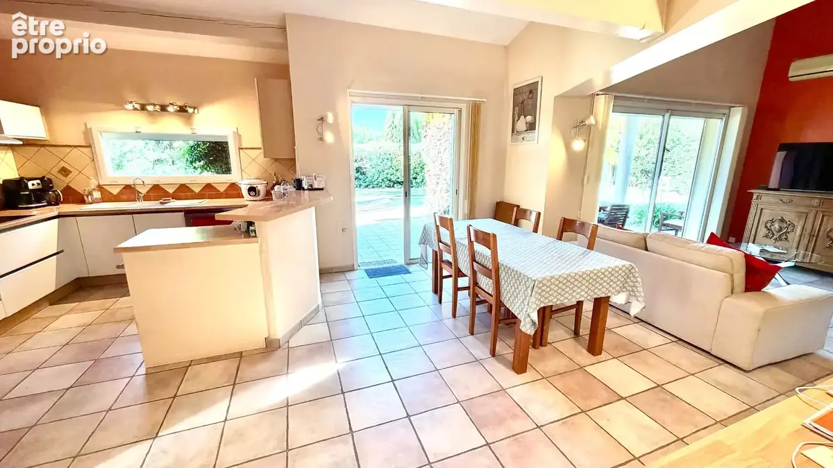 Villa avec piscine sur 800 m² de jardin clos, arboré et paysagé. - photo 6