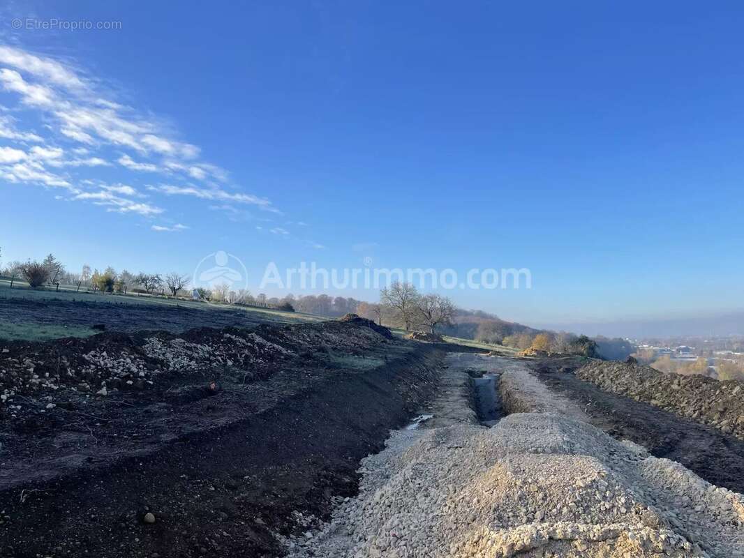 Terrain à FESCHES-LE-CHATEL