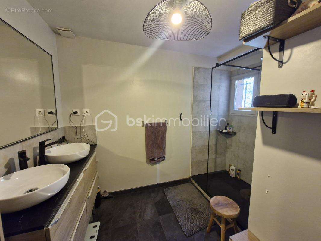 Maison familiale, ou bureaux, 8 pièces, lumineuse, au calme – Avec piscine, jardin, terrasses, grand espace de vie, grand parkin - photo 7