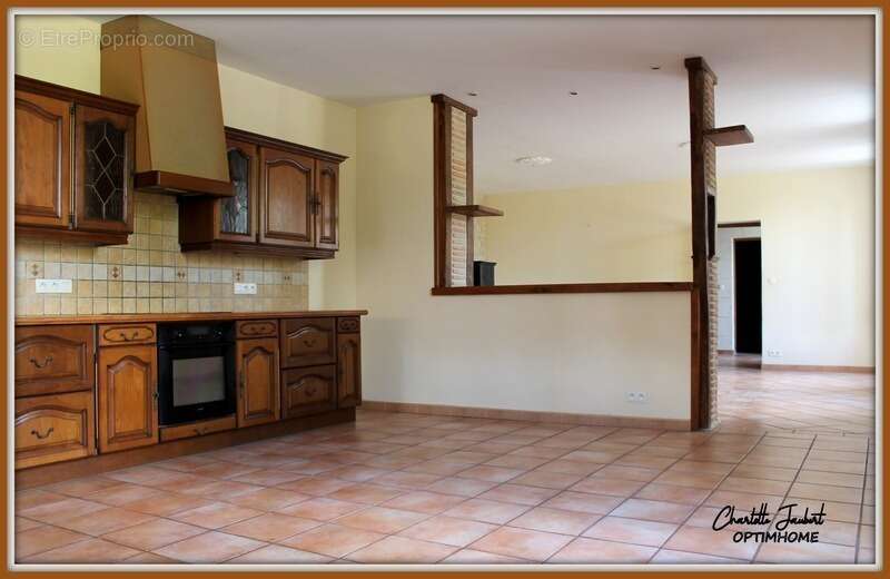 Maison à MONTMOREAU-SAINT-CYBARD