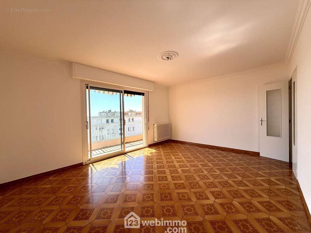 Séjour de 22 m2 - Appartement à BASTIA