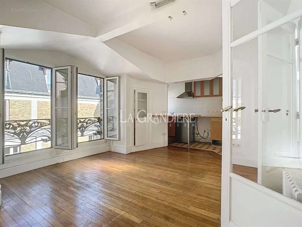 Appartement à PARIS-16E