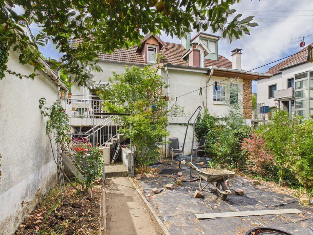 Maison de ville à rafraîchir avec jardin, cave et garage - photo 11