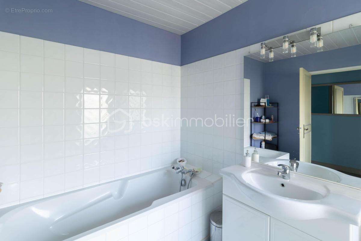 Demeure de caractère avec ascenseur, dépendances et terrain piscinable - photo 22