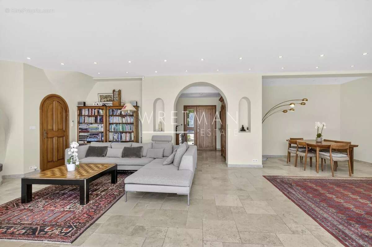 Maison à CHATEAUNEUF-GRASSE