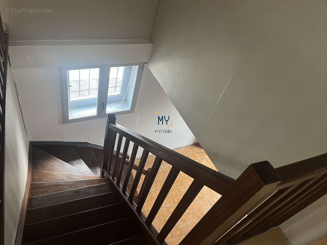 ESCALIER/ ENTRÉE INDÉPENDANTE -  Appartement à vendre - 2/3 pièces - 60 m² - Neuville-En-Ferrain - Appartement à NEUVILLE-EN-FERRAIN