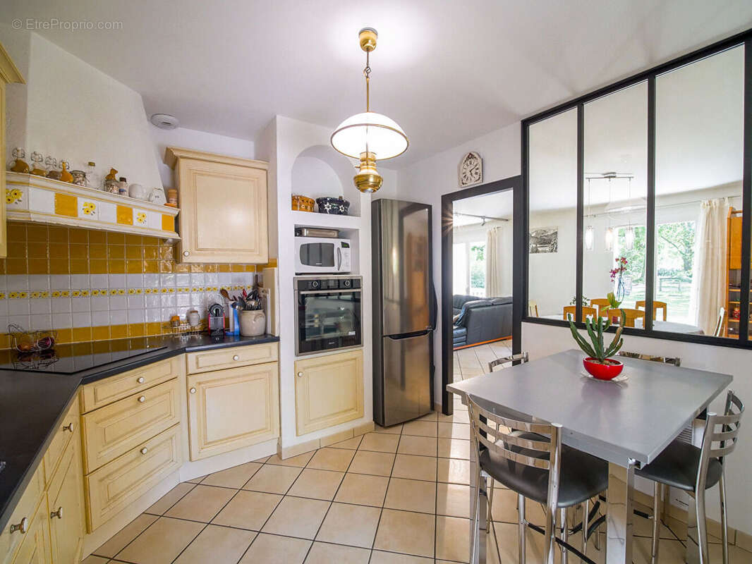 Maison familiale avec piscine et dépendances - photo 4