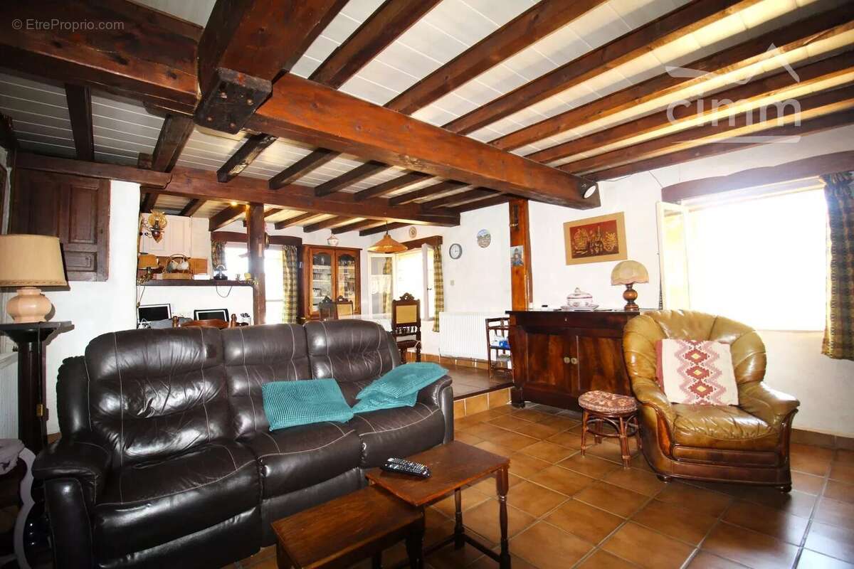 Grande maison en pierre avec un beau jardin et un garage carport - photo 15